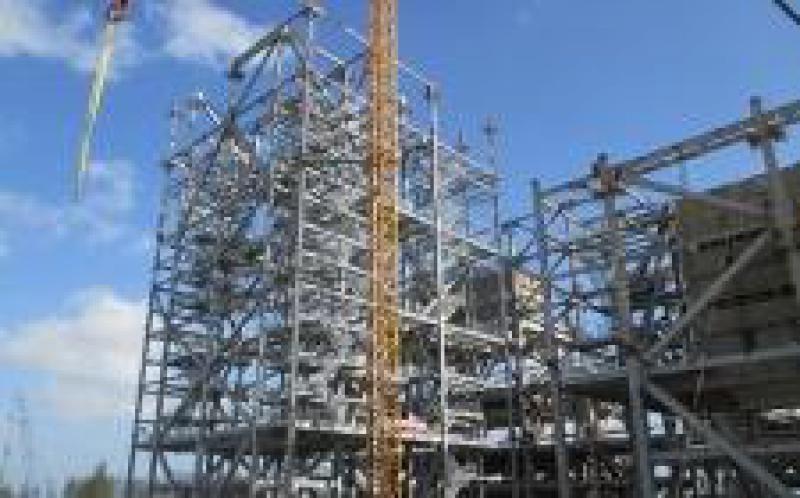 明古魯項目鍋爐首根大板梁安裝就位