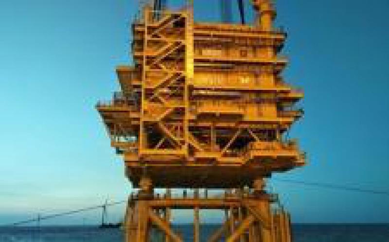 華東院勘測設(shè)計的亞洲離岸距離最遠的海上升壓站吊裝成功