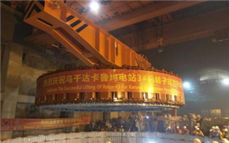卡魯瑪水電站首臺(tái)發(fā)電機(jī)轉(zhuǎn)子吊裝成功