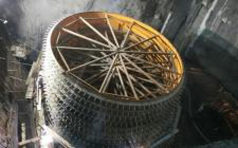 世界首臺百萬機(jī)組尾水肘管安裝完成