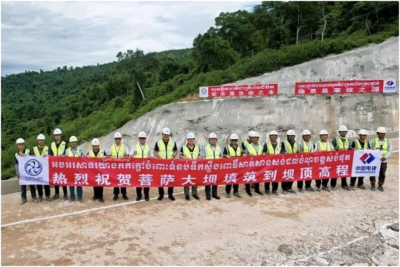 中國電建柬埔寨菩薩水電站大壩填筑達到壩頂高程