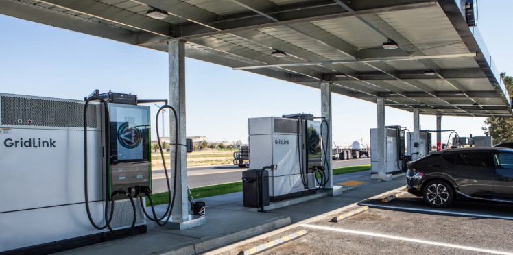 XCharge北美公司在俄勒岡州啟用太陽能儲能充電站