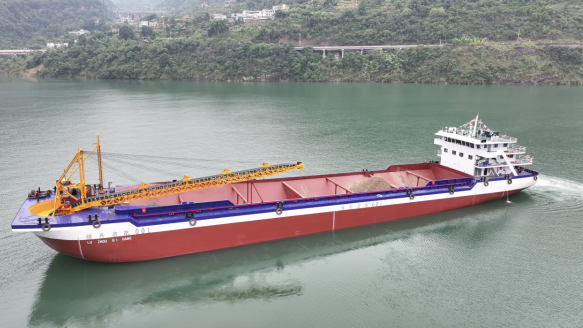 全國(guó)首艘5000噸級(jí)醇?xì)潆妱?dòng)自卸砂船舶完成首航