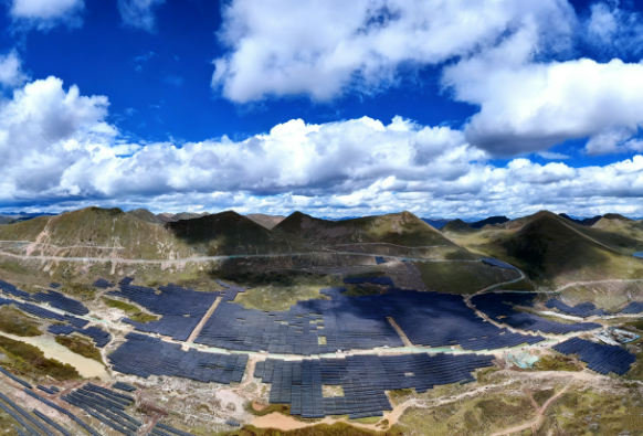 國內在建最高海拔大型地面集中式光伏項目首次并網(wǎng)